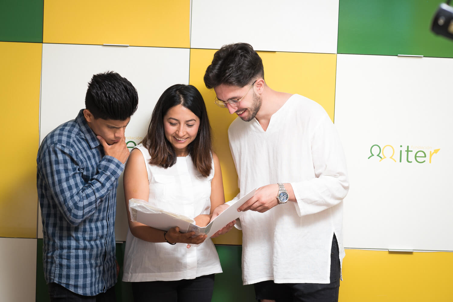3 personas observando un documento