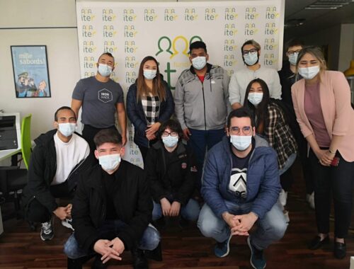 El grupo de jóvenes con los formadores de Ironhack